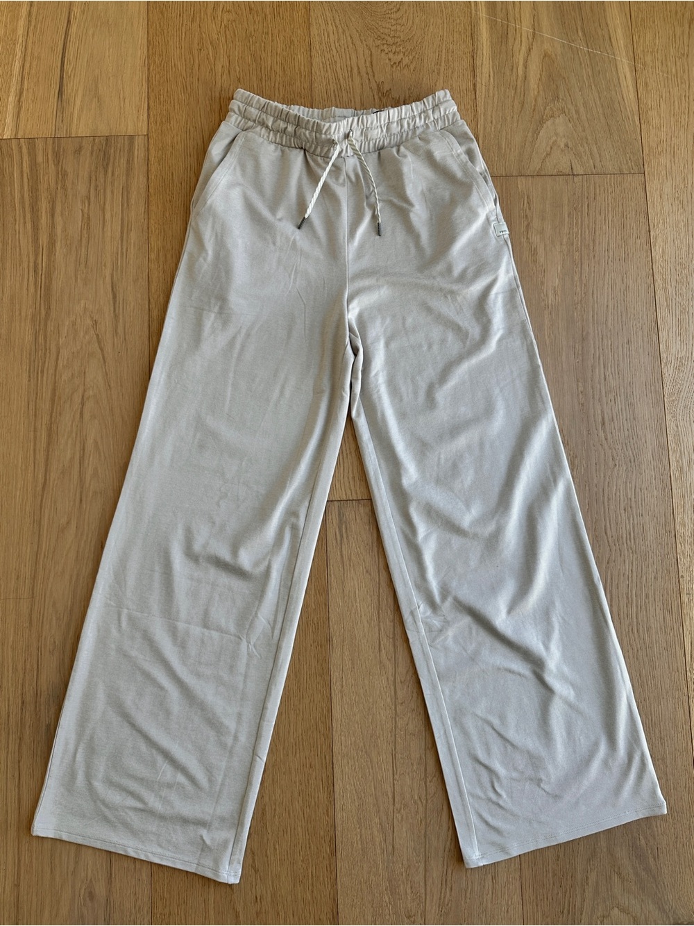 Vuori Halo Essential Wide Leg DreamKnit™ Pant Ecru
Heather S - Picture 6 of 8